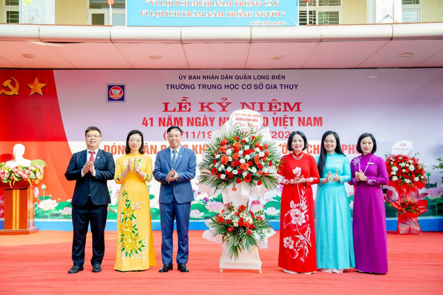 Đại diện UBND quận Long Biên tặng hoa chúc mừng tập thể Trường THCS Gia Thụy. Đại diện UBND quận Long Biên tặng hoa chúc mừng tập thể Trường THCS Gia Thụy.