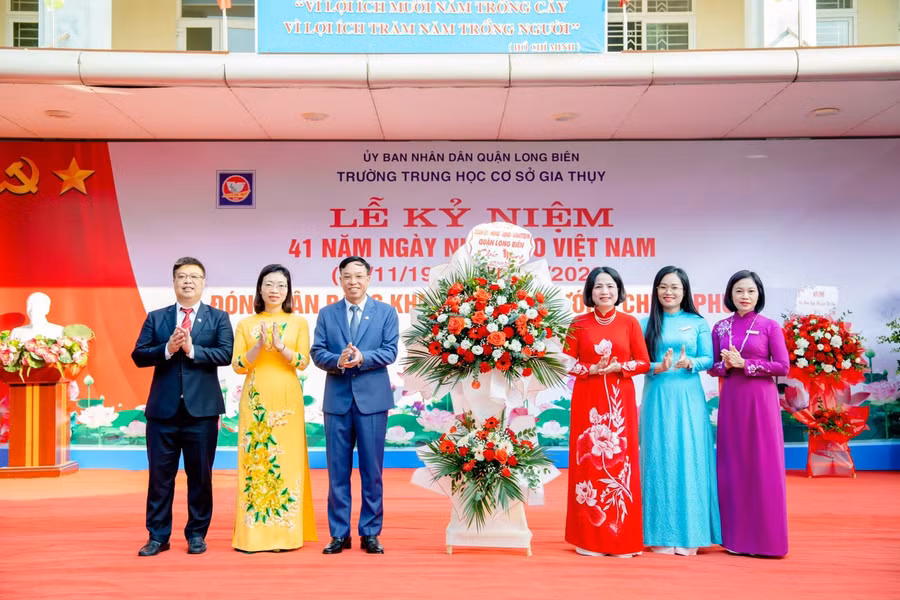 Đại diện UBND quận Long Biên tặng hoa chúc mừng tập thể Trường THCS Gia Thụy.