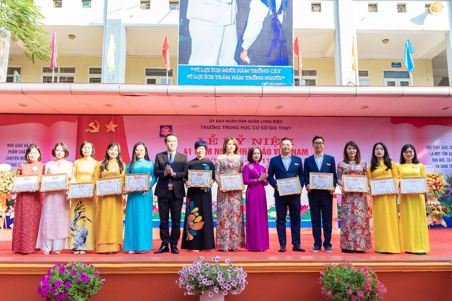 Trường THCS Gia Thuỵ khen thưởng các thầy cô giáo đạt thành tích xuất sắc. Trường THCS Gia Thuỵ khen thưởng các thầy cô giáo đạt thành tích xuất sắc.