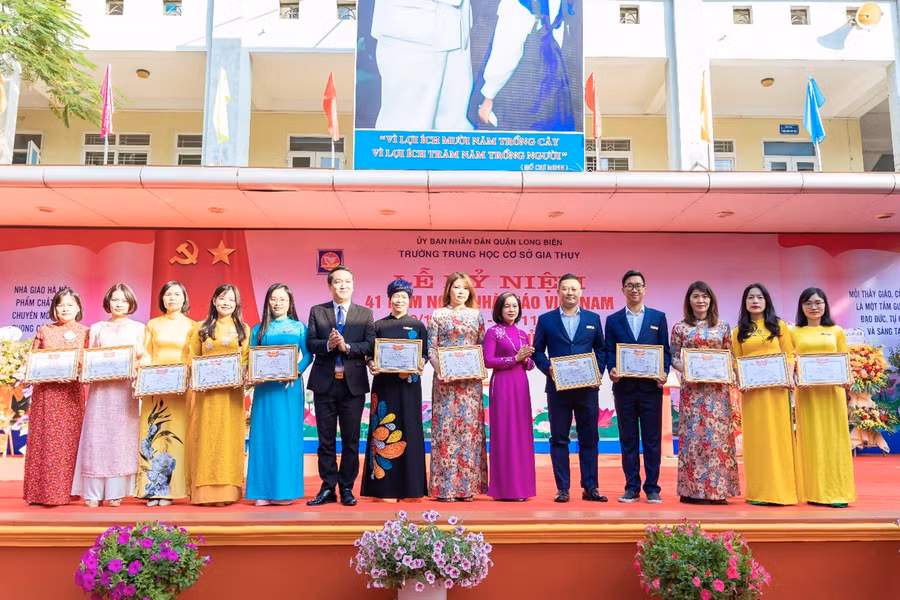 Trường THCS Gia Thuỵ khen thưởng các thầy cô giáo đạt thành tích xuất sắc.