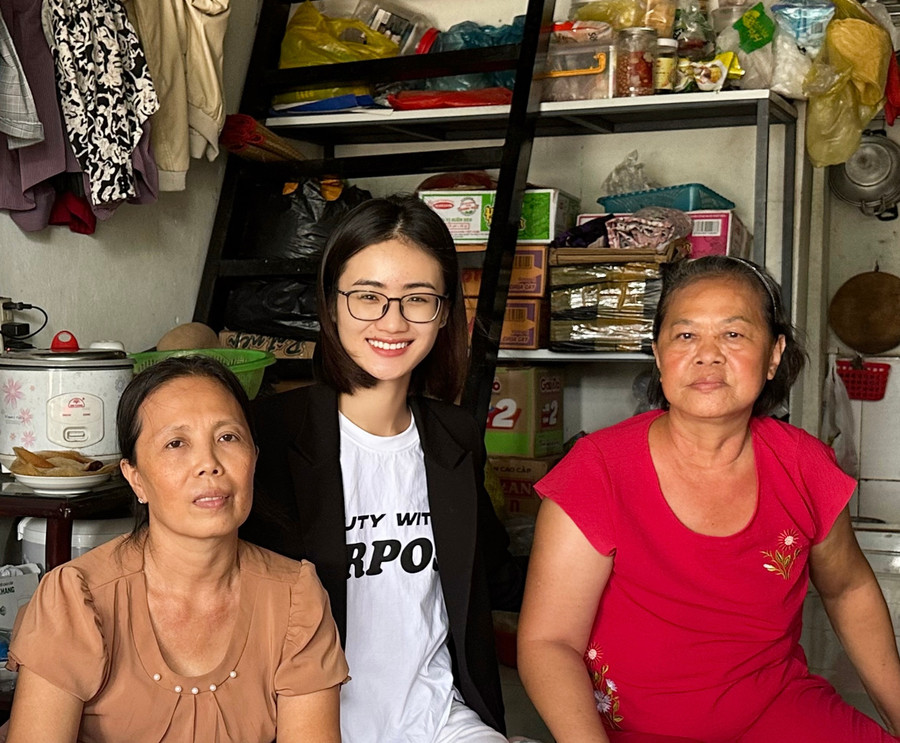 Trong khoảng thời gian ở ẩn, ngoài việc làm từ thiện và chuẩn bị đi du học, Hoa hậu Ý Nhi còn học kỹ năng ứng xử, giao tiếp với chuyên gia.