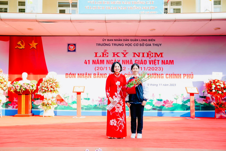 Em Nguyễn Thiên Mỹ, học sinh lớp 9A6 đại diện hơn 1.800 học sinh Trường THCS Gia Thụy tặng hoa chúc mừng cô Hiệu trưởng Nguyễn Thị Mỹ Linh. Em Nguyễn Thiên Mỹ, học sinh lớp 9A6 đại diện hơn 1.800 học sinh Trường THCS Gia Thụy tặng hoa chúc mừng cô Hiệu trưởng Nguyễn Thị Mỹ Linh.