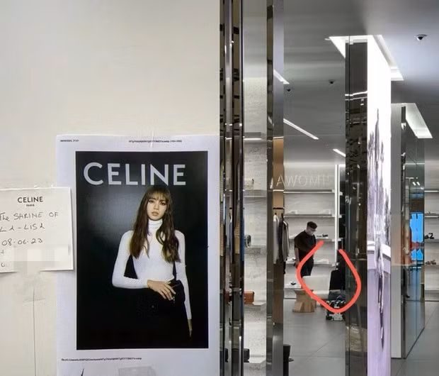 Lisa được bắt gặp trong cửa hàng thương hiệu Celine.