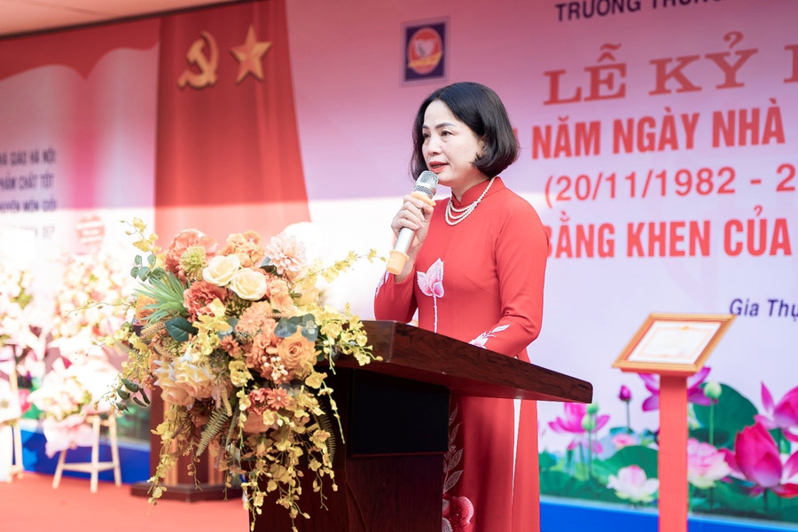 Bà Nguyễn Thị Mỹ Linh,Hiệu trưởng Trường THCS Gia Thuỵ phát biểu tại buổi lễ. Bà Nguyễn Thị Mỹ Linh,Hiệu trưởng Trường THCS Gia Thuỵ phát biểu tại buổi lễ.