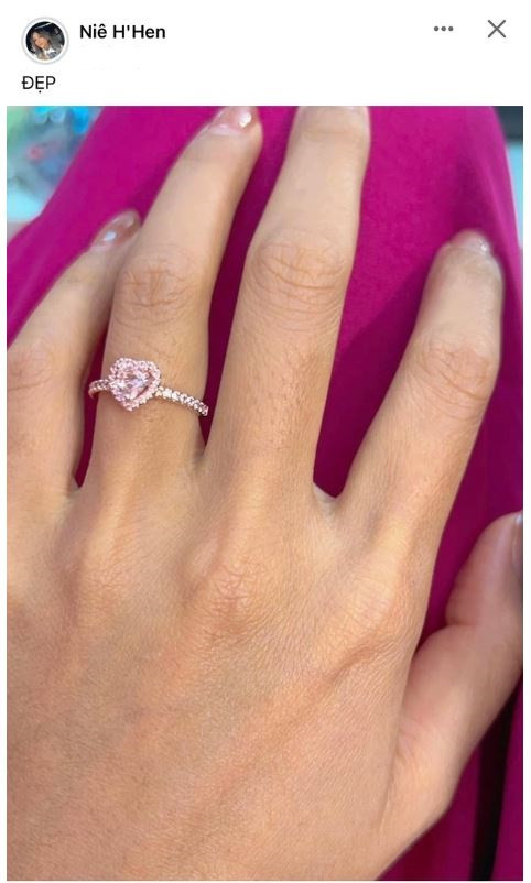 Hoa hậu H&apos;Hen Niê dính nghi vấn chuẩn bị kết hôn khi bất ngờ khoe cận chiếc nhẫn ở ngón áp út.