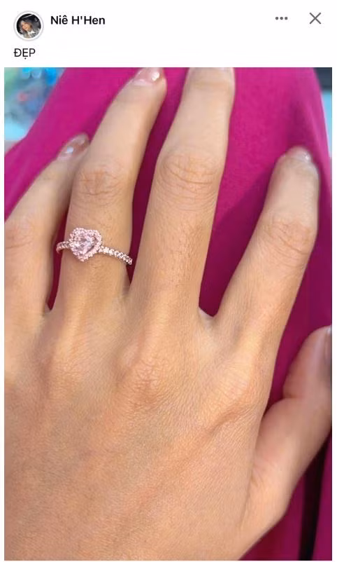 Hoa hậu H'Hen Niê dính nghi vấn chuẩn bị kết hôn khi bất ngờ khoe cận chiếc nhẫn ở ngón áp út.