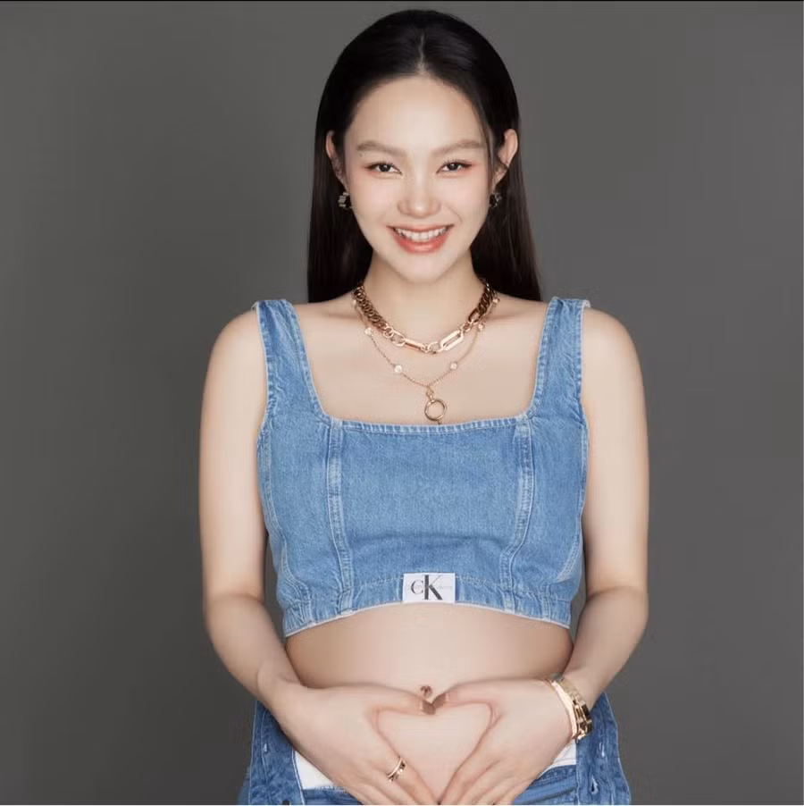 Minh Hằng hiện đã gia nhập hội mẹ bỉm sữa.