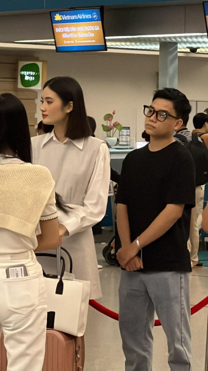 Ý Nhi xuất hiện tại sân bay quốc tế Tân Sơn Nhất sau loạt ồn ào. Ý Nhi xuất hiện tại sân bay quốc tế Tân Sơn Nhất sau loạt ồn ào.