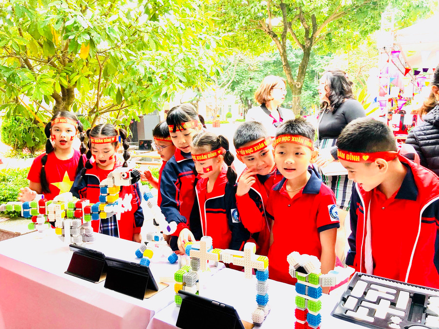 Các em học sinh hào hứng tham gia Ngày hội STEM.