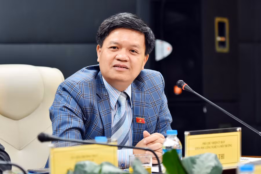 Phó Chủ nhiệm Ủy ban Khoa học Công nghệ và Môi trường Tạ Đình Thi phát biểu. Ảnh: Trần Hiệp.