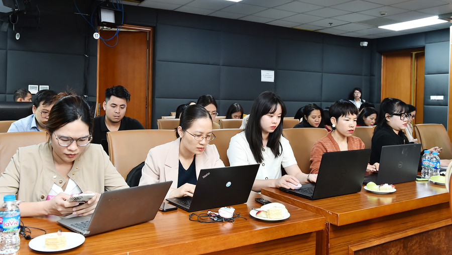 Phóng viên báo chí tác nghiệp tại hội thảo. Ảnh: Trần Hiệp. Phóng viên báo chí tác nghiệp tại hội thảo. Ảnh: Trần Hiệp.