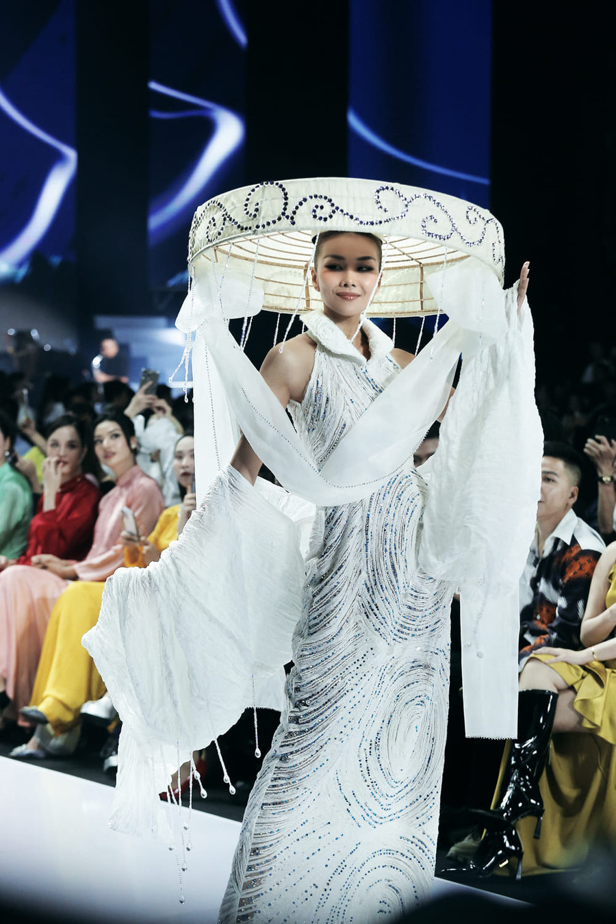 Thanh Hằng trở lại với công việc sau đám cưới ấn tượng của mình cùng ông xã nhạc trưởng. Thanh Hằng trở lại với công việc sau đám cưới ấn tượng của mình cùng ông xã nhạc trưởng.