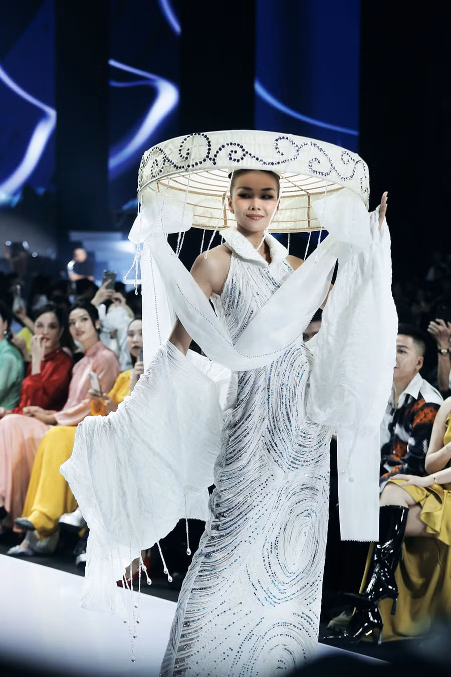 Thanh Hằng trở lại với công việc sau đám cưới ấn tượng của mình cùng ông xã nhạc trưởng.