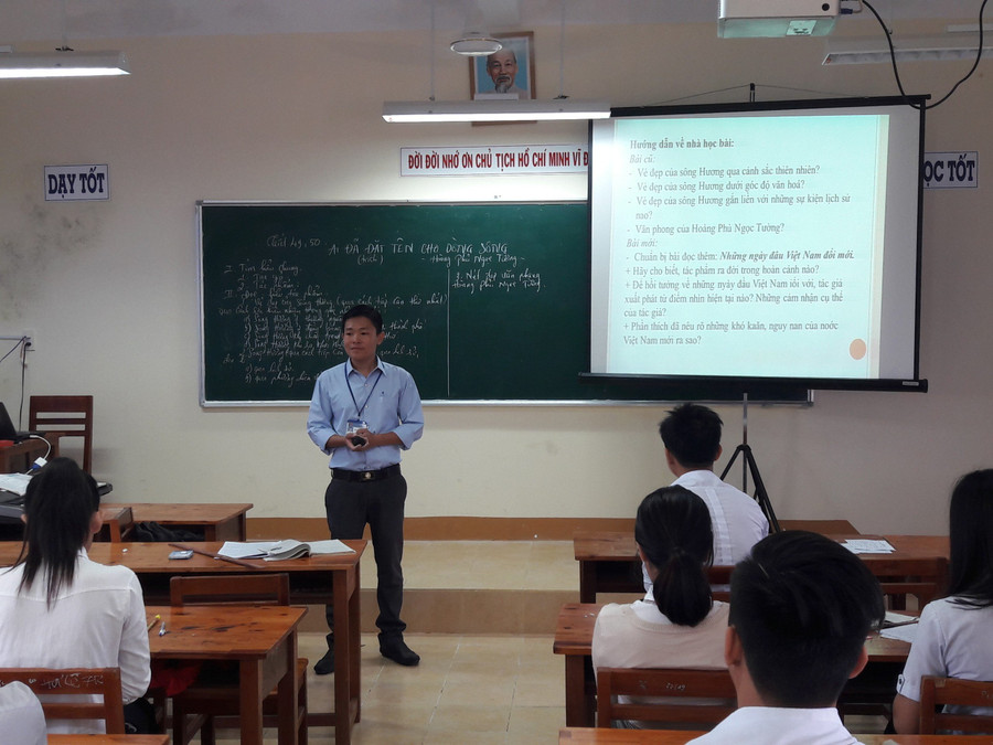 Thầy Đinh Văn Giang - giáo viên Ngữ Văn, Bí thư đoàn trường THCS và THPT Chu Văn An, xã Xuân Lãnh, huyện Đồng Xuân, tỉnh Phú Yên.