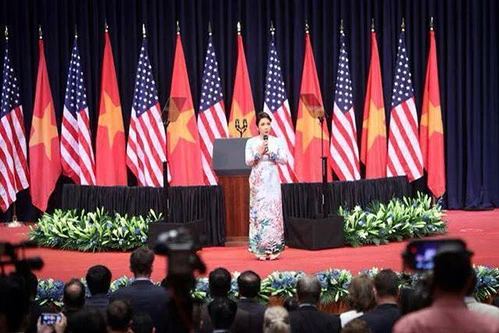 Mỹ Linh phản ứng vì bị chê hát Quốc ca dở trước Tổng thống Obama