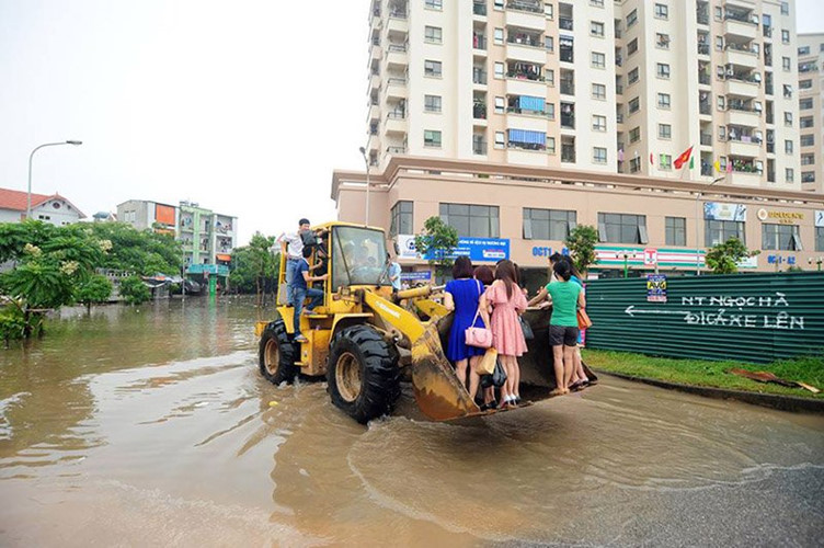 những hình ảnh bi hài sau trận mưa lớn ngập hà nội hình 1 nhung hinh anh bi hai sau tran mua lon ngap ha noi hinh 1