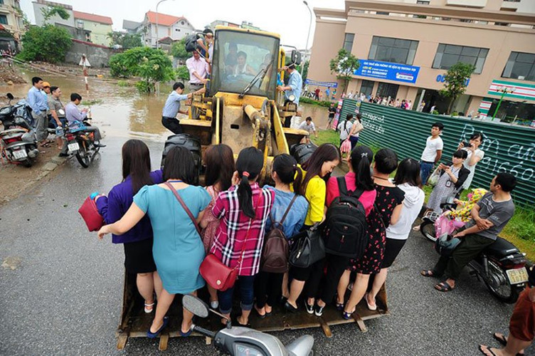 những hình ảnh bi hài sau trận mưa lớn ngập hà nội hình 3 nhung hinh anh bi hai sau tran mua lon ngap ha noi hinh 3