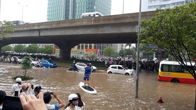 những hình ảnh bi hài sau trận mưa lớn ngập hà nội hình 7 nhung hinh anh bi hai sau tran mua lon ngap ha noi hinh 7