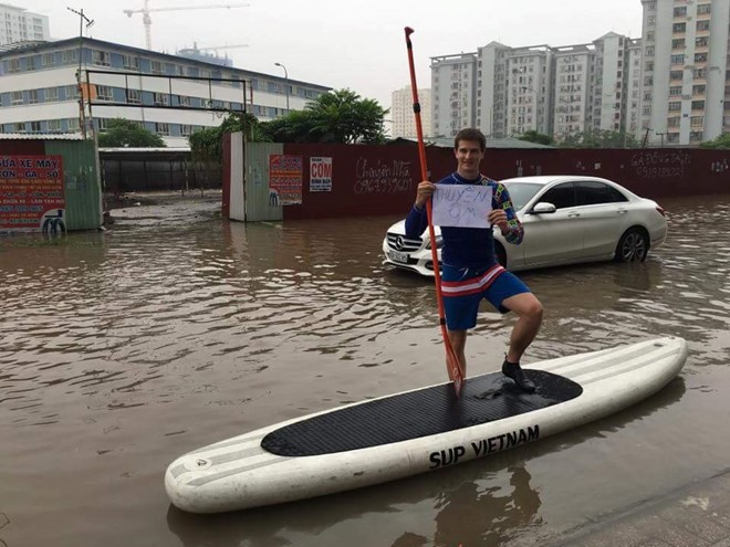 những hình ảnh bi hài sau trận mưa lớn ngập hà nội hình 6 nhung hinh anh bi hai sau tran mua lon ngap ha noi hinh 6