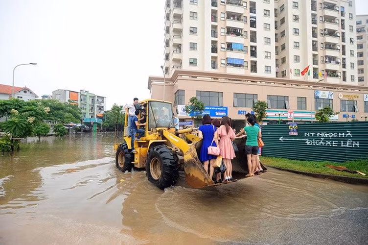 Những hình ảnh bi hài sau trận mưa lớn ngập Hà Nội