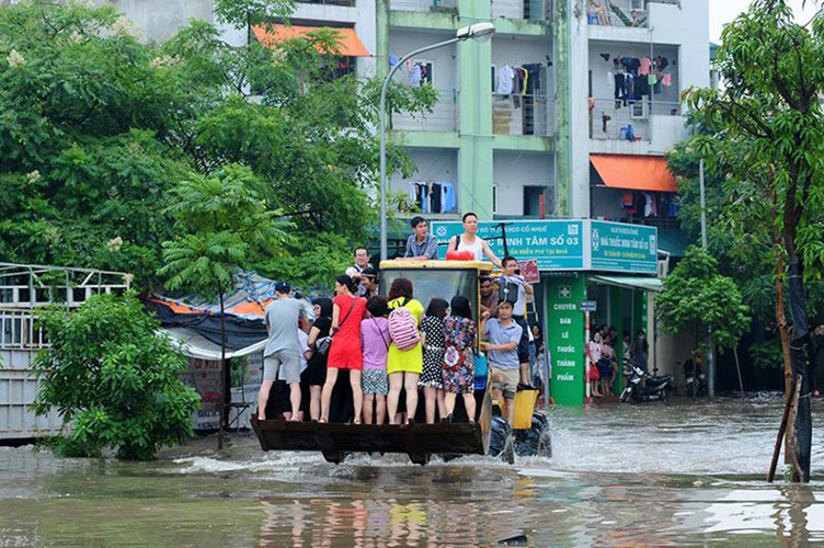 những hình ảnh bi hài sau trận mưa lớn ngập hà nội hình 4 nhung hinh anh bi hai sau tran mua lon ngap ha noi hinh 4