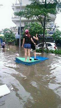 những hình ảnh bi hài sau trận mưa lớn ngập hà nội hình 5 nhung hinh anh bi hai sau tran mua lon ngap ha noi hinh 5