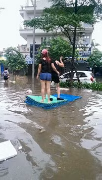 nhung hinh anh bi hai sau tran mua lon ngap ha noi hinh 5