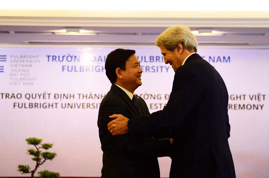 Ngoại trưởng Mỹ John Kerry trò chuyện thân mật cùng Bí thư Thành ủy TP HCM Đinh La Thăng. Ngoại trưởng Mỹ John Kerry trò chuyện thân mật cùng Bí thư Thành ủy TP HCM Đinh La Thăng.