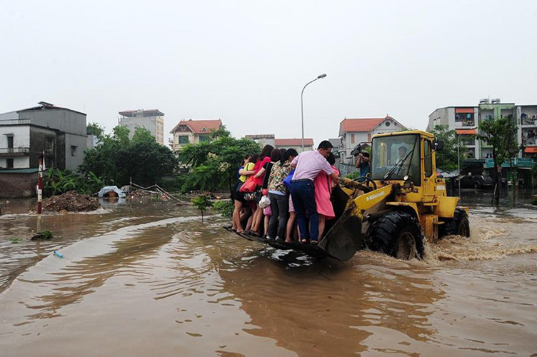 những hình ảnh bi hài sau trận mưa lớn ngập hà nội hình 2 nhung hinh anh bi hai sau tran mua lon ngap ha noi hinh 2