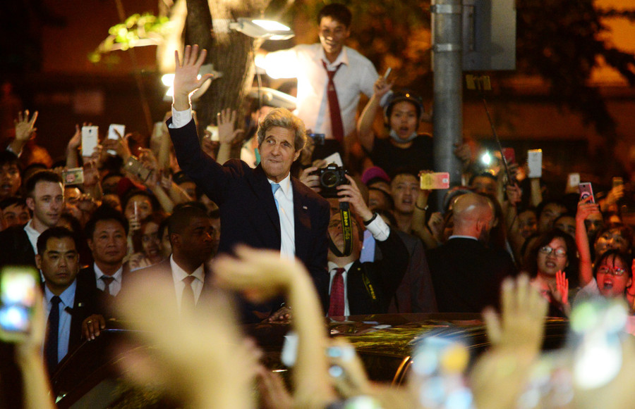 Ngoại trưởng Mỹ John Kerry vẫy tay chào người dân Sài Gòn đêm 24/5.