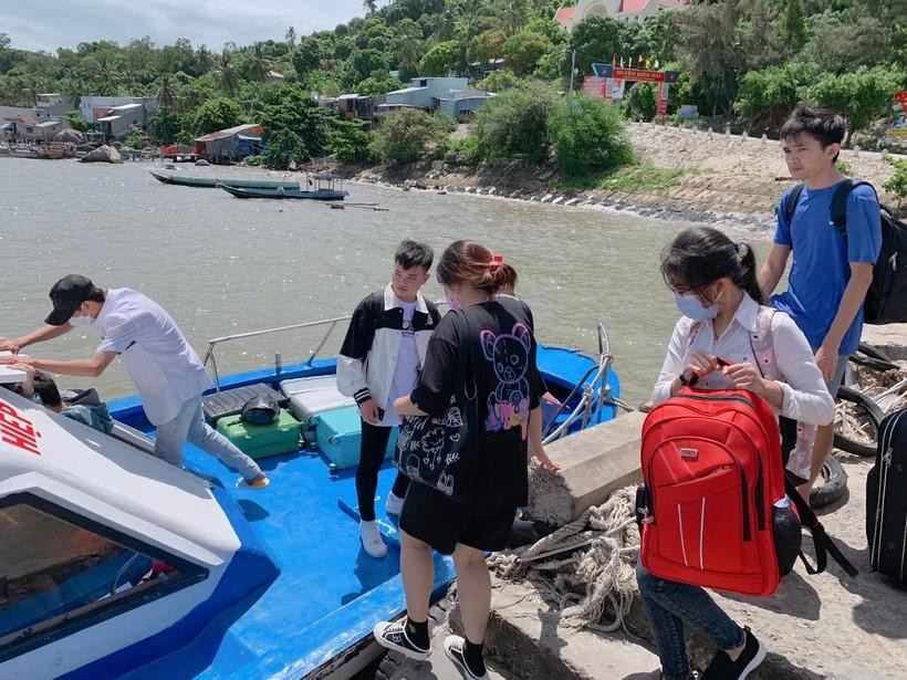 Thầy, trò cùng xuống tàu cao tốc tại Hòn Tre. Thầy, trò cùng xuống tàu cao tốc tại Hòn Tre.