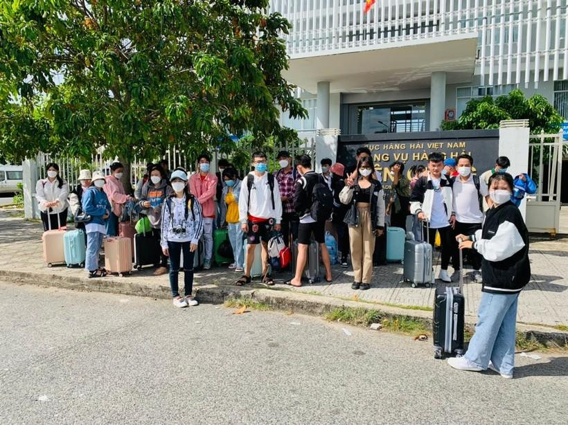 Sau thời gian hơn 1 giờ vượt biển, thầy trò đến TP Rạch Giá trong thời tiết thuận lợi. Sau thời gian hơn 1 giờ vượt biển, thầy trò đến TP Rạch Giá trong thời tiết thuận lợi.