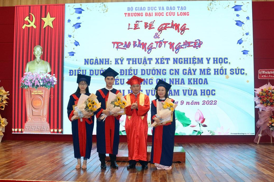 Trường ĐH Cửu Long trao bằng cử nhân cho SV hệ vừa làm vừa học các ngành thuộc khối sức khỏe