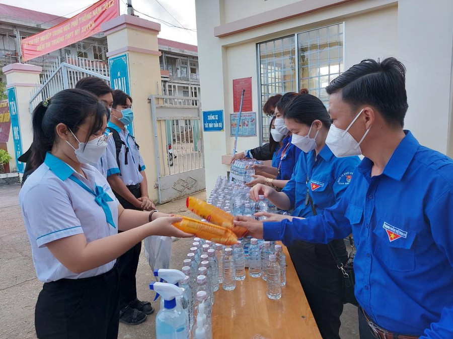 Lực lượng tình nguyện viên túc trực hỗ trợ thí sinh.