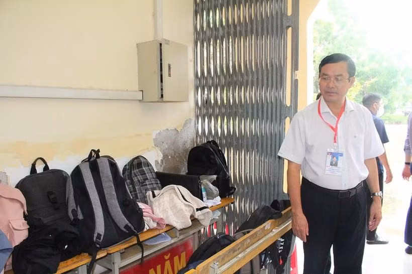 Thứ trưởng Nguyễn Văn Phúc quan tâm nơi để đồ của học sinh tại điểm thi.