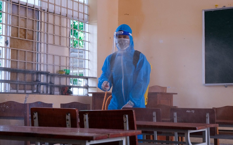 Công tác khử khuẩn trường lớp đảm bảo an toàn cho học sinh được chú trọng. Ảnh: Q. Ngữ