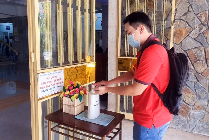 Sinh viên Trường ĐH Cần Thơ nêu cao ý thức phòng chống dịch bệnh khi trở lại học tập trung. Ảnh: Châu Anh