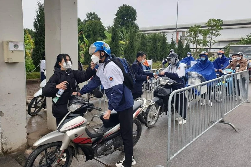 Học viên Trường Cao đẳng nghề Việt Nam - Hàn Quốc TP Hà Nội đã quay trở lại trường học tập sau thời gian học online.