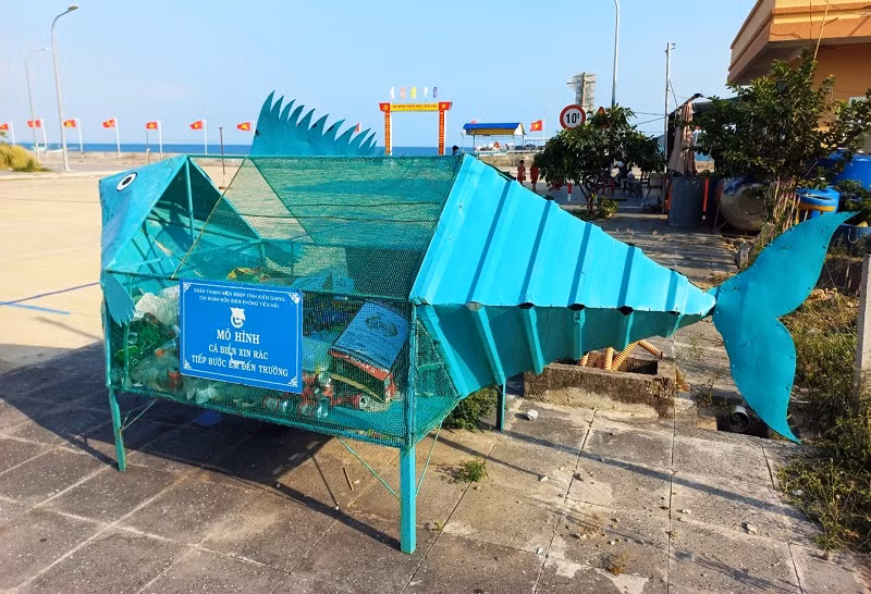 Mô hình “Cá biển xin rác, tiếp bước em đến trường” do cán bộ, chiến sĩ đồn Biên phòng Tiên Hải triển khai.