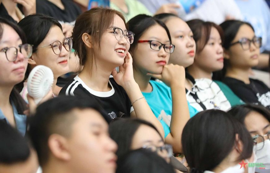 Những giáo viên tương lai dưới mái Trường ĐH Sư phạm Hà Nội. Ảnh: Thanh Tùng