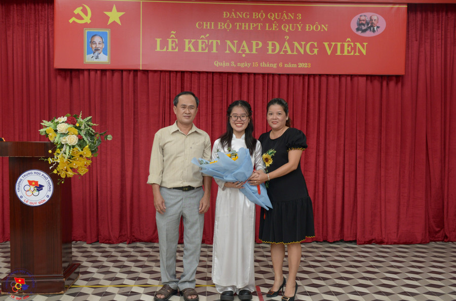 Học sinh Võ Thị Minh Nguyệt, học sinh lớp 12D, Trường THPT Lê Quý Đôn (quận 3) vui mừng cùng bố mẹ trong ngày được kết nạp Đảng.