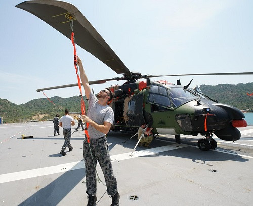 Họạt động bảo trì máy bay trực thăng trên boong tàu HMAS Canberra