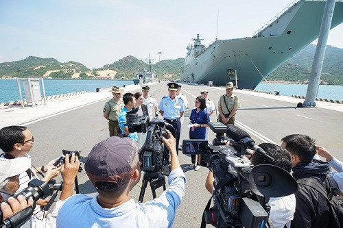 Chuẩn tướng Richard Owen trả lời báo chí tại lễ đón tàu HMAS Canberrra và HMAS