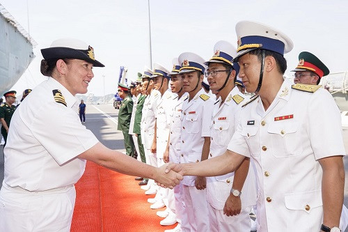 Trung tá Anita Sellick, thuyền trưởng tàu HMAS Newcastle tại lễ đón