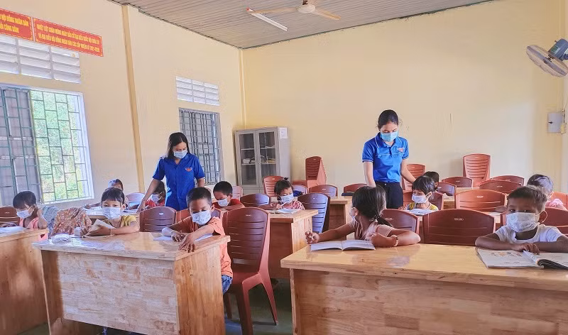 “Lớp phụ đạo hè và hướng dẫn các kỹ năng cho học sinh tiểu học” do Đoàn Thanh niên thị trấn Krông Klang tổ chức thu hút nhiều học sinh vùng cao đến theo học.