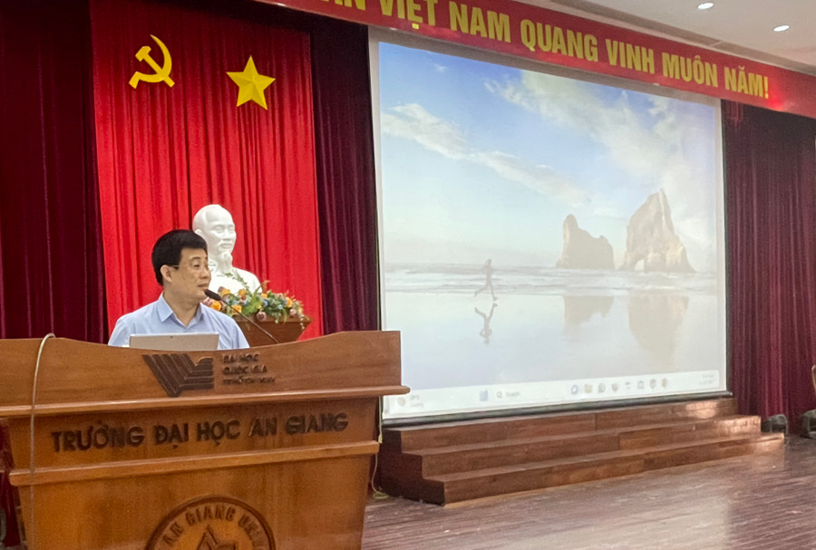 Tiến sĩ Sái Công Hồng - Phó Vụ trưởng Vụ Giáo dục Trung học (Bộ GD&ĐT) báo cáo triển khai các nội dung tập huấn Tiến sĩ Sái Công Hồng - Phó Vụ trưởng Vụ Giáo dục Trung học (Bộ GD&ĐT) báo cáo triển khai các nội dung tập huấn