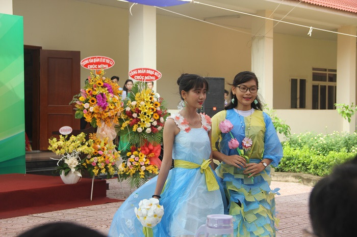 Sinh viên khoa Đô thị học trình diễn thời trang từ đồ tái chế