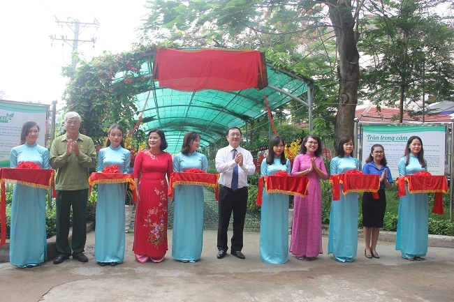 Lãnh đạo ĐH Quốc gia TP.HCM và đại diện lãnh đạo Trường ĐH KHXH&NV cắt băng khánh thành USSH"s Garden