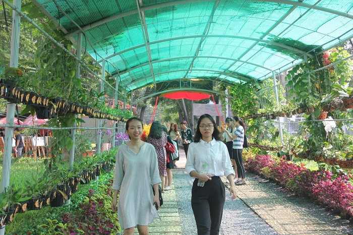 Sinh viên tham quan USSH"s Garden ngay sau khi khánh thành