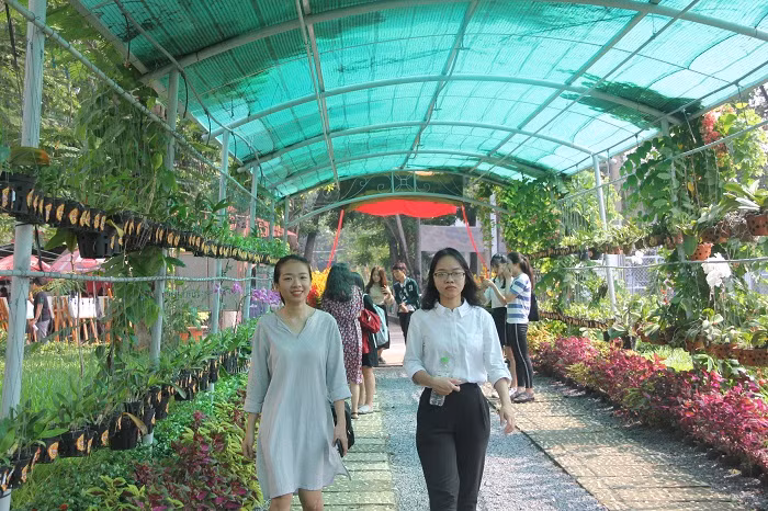 Sinh viên tham quan USSH"s Garden ngay sau khi khánh thành